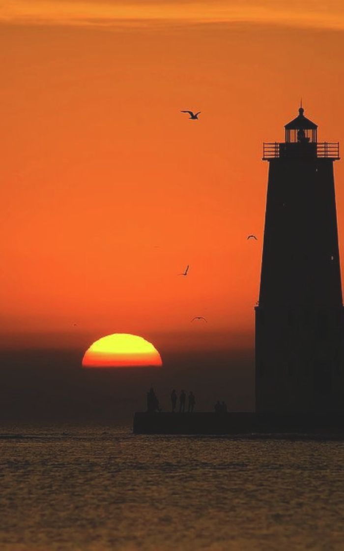 Farol ao pôr do sol